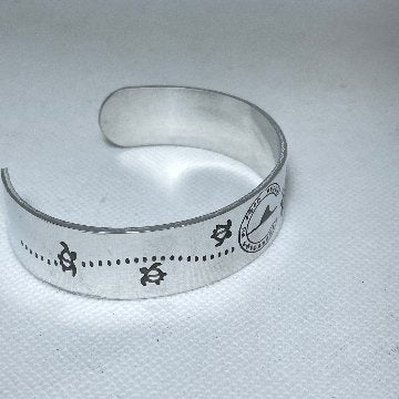 茅ヶ崎バングル・モニュメントとホヌ